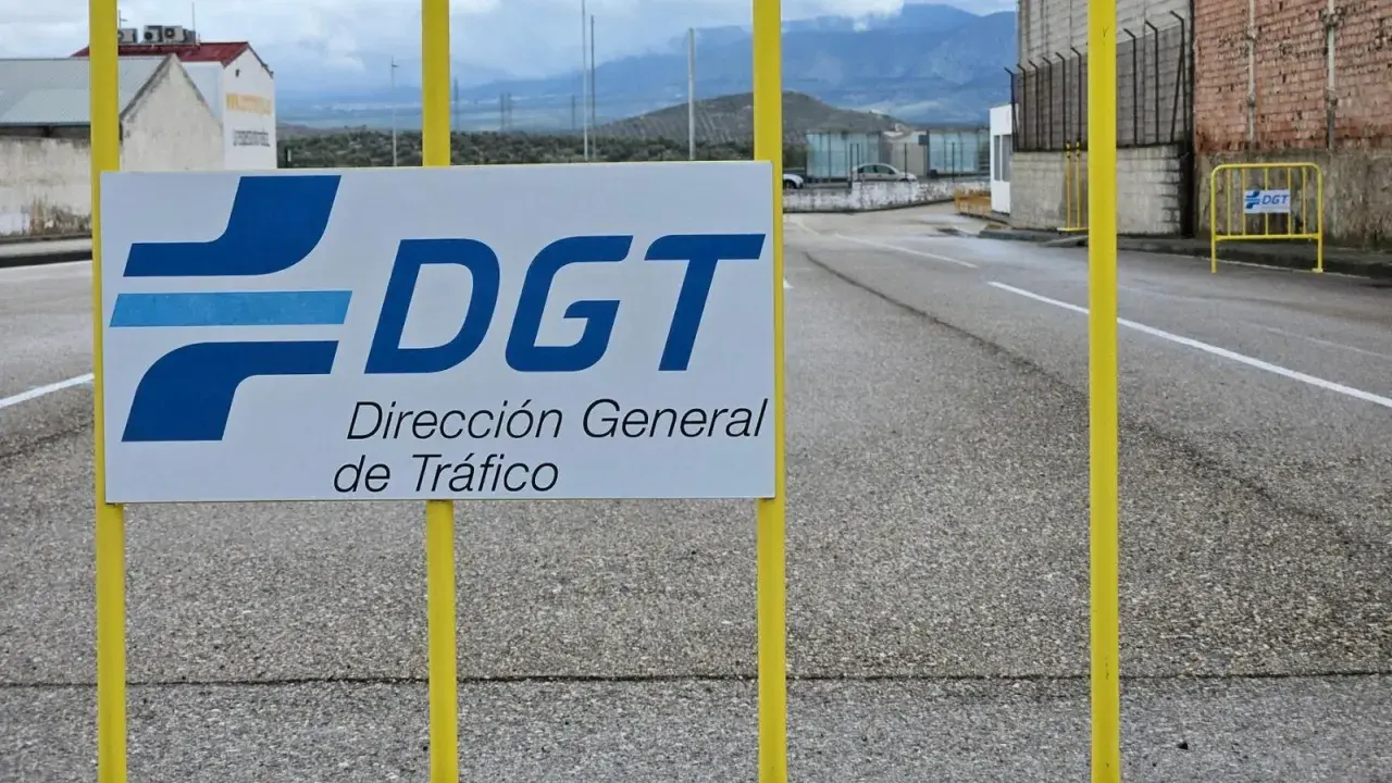 Cartel de la DGT, Dirección General de Tráfico, con el logo azul. Quizás aquí se preparen los códigos examen DGT.