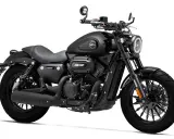 Motocicleta negra estilo cruiser, ideal para tu carnet moto 500cc. Diseño moderno y potente.