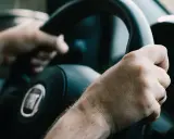 Manos al volante, sintiendo la libertad que da el carnet de que puedo conducir.