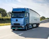Camión eléctrico azul eActros 600 en carretera, listo para el toll collect en Alemania.