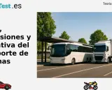Un autobús blanco y un camión blanco esperan en una parada. ¿Cuánto pesa un autobús? Aprende sobre masas y dimensiones.