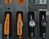 Dispensadores de combustible con etiquetas "DIESEL" y "excellium DIESEL". El precio del transporte por kg varía según el tipo de combustible.