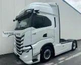 Camión blanco Iveco S-Way 580, listo para la carretera.
