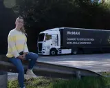 Mujer junto a un camión con el lema "WoMAN". ¿Esta permitido conducir un camión con el permiso B?