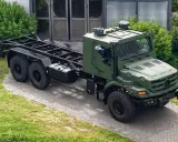 Camión Mercedes Zetros sin carrocería, listo para ser equipado. Su robusto interior y chasis prometen gran capacidad todoterreno.