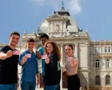 Cinco jóvenes sonríen mostrando sus permisos de conducir. ¡El carnet BTP ya no existe, pero la libertad de conducir sí!