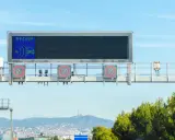 Panel electrónico indica radar y límite de 120 km/h. ¡Cuidado con la multa por línea continua!