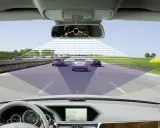 Vista desde el interior de un coche en autopista, mostrando cómo los **sistemas ADAS** detectan otros vehículos y el entorno.