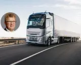 Un hombre sonríe en un círculo, mientras un camión eléctrico Volvo avanza por una carretera desértica.