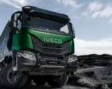 Camión Iveco T-Way verde, listo para la acción en terreno accidentado.