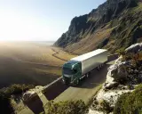 Camión Iveco S-Way 530 verde en carretera montañosa. Las opiniones sobre este modelo son muy positivas.