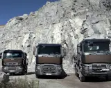 Tres robustos renault trucks modelos posan ante un imponente acantilado de cantera, listos para el trabajo pesado.