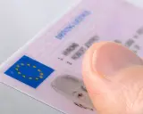 Pulgar sobre un carnet de conducir B2 con el logo de la UE.