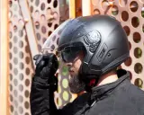 Hombre con barba y casco negro, listo para montar en quad. Es obligatorio llevar casco en un quad para tu seguridad.