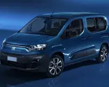 Furgoneta Fiat Doblo azul, ideal para familias, con detalles de diseño y un vistazo a sus dimensiones.