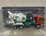 Camión hormigonera Pegaso Trakker en miniatura, con tambor blanco y verde, cabina roja y detalles verdes.