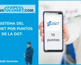 Hombre muestra móvil con 15 puntos DGT. Ideal para la recuperación puntos carnet online y gestionar tu permiso.