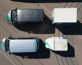 Dos furgonetas, una gris y otra plateada, tiran de remolques. Necesitarás un carnet para llevar caravana de más de 750 kg.