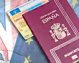 Pasaporte español y carnet de conducir, listos para un posible convenio Colombia España.