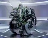 Un complejo motor de hidrogeno con cables de colores y engranajes, presentado en una plataforma futurista.