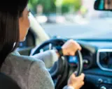 Mujer conduciendo, lista para obtener su carnet C subvencionado Comunidad Valenciana.