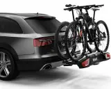 Portaequipajes trasero con dos bicicletas de montaña. Señalizar la carga que sobresale de un camión es crucial para la seguridad vial.