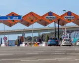 Peajes manuales en carretera. Los coches esperan para pagar.