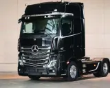 Camión Mercedes-Benz Actros L negro brillante, listo para la carretera.