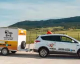 Coche blanco de autoescuela Turbo con remolque. Preparados para obtener el carnet B+E.