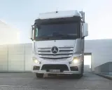 Camión Mercedes-Benz Actros F blanco, listo para la carretera, con su distintivo logo de estrella.