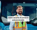 Hombre sonriente con chaleco reflectante frente a un autobús. Averigua cuánto cuesta el carnet de autobus D subvencionado.