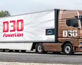 Camión MAN D30 PowerLion marrón, listo para la carretera.