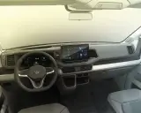 Interior de la Volkswagen Crafter, con pantalla táctil central, volante multifunción y diseño moderno.