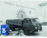 Camión Pegaso de la Empresa Nacional de Autocamiones, con el logo de IVECO y la celebración del 75 aniversario.