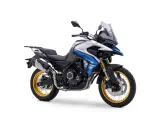 Moto de aventura azul y plateada, ideal como moto para principiantes. Perfecta para explorar caminos nuevos.