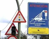Señales de tráfico advierten: por saltarse un semáforo en rojo quitan puntos. Cámaras vigilan.