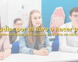 Estudiantes en una autoescuela DGT, debatiendo si estudiar por el libro o hacer tests para aprobar el teórico de conducir.