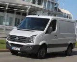 Furgoneta blanca Volkswagen en movimiento. El carnet de coche es el B, perfecto para conducir este vehículo.