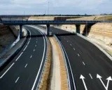 Autopista ap41 gratis, con un puente y cortes en la tierra.