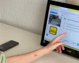 Persona estudiando para el examen de moto A2. La pantalla muestra una pregunta sobre la prueba de alcoholemia, indicando que el examen tiene 38 preguntas.