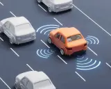 Un coche naranja emite ondas de señalización, indicando su sistema aeb adas. Otros coches blancos circulan a su alrededor en la carretera.