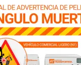 Señal de peligro ángulo muerto. Un camión negro y una motocicleta chocan en una señal de advertencia. Vehículo comercial ligero (N1).