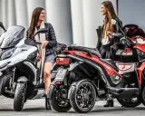 Dos mujeres posan junto a dos motos de cuatro ruedas, ideales para quienes tienen carnet B y buscan una experiencia de conducción diferente.