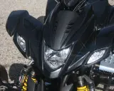 Detalle frontal de un quad negro brillante. Para conducir un quad de 500cc, se necesita el carnet B.