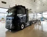 Camión euromodular Volvo FH 780 negro brillante, listo para la carretera.