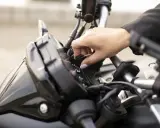 Mano insertando la llave de contacto en una moto, preparándose para el carnet A2.