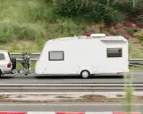 Vehículo todoterreno con remolque caravana y bicicletas, listo para viajar con el permiso de circulación b.