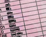 Detalle de un permiso de conducir con iconos de vehículos, incluyendo motocicletas, coches y camiones. Muestra las diferentes categorías de permisos de moto y otros vehículos.