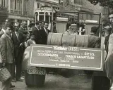 Un camión Barreiros-Diesel, transformado de gasolina, exhibido en la calle. Un grupo de hombres observa la innovación.