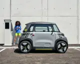 Mujer carga cuadriciclo ligero, ideal para la ciudad. Con el permiso B se puede conducir un cuadriciclo ligero como este.